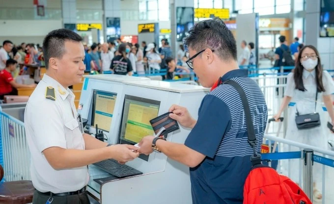Hành khách làm thủ tục bay tại sân bay Nội Bài.