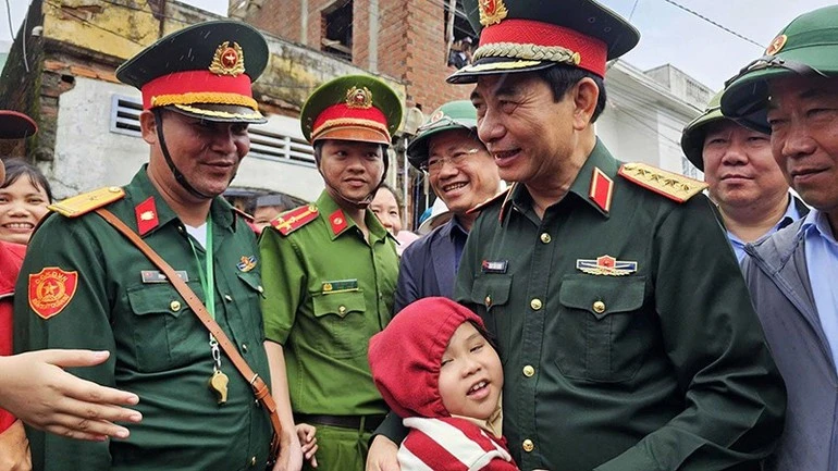 Người dân bày tỏ tình cảm với Đại tướng Phan Văn Giang.