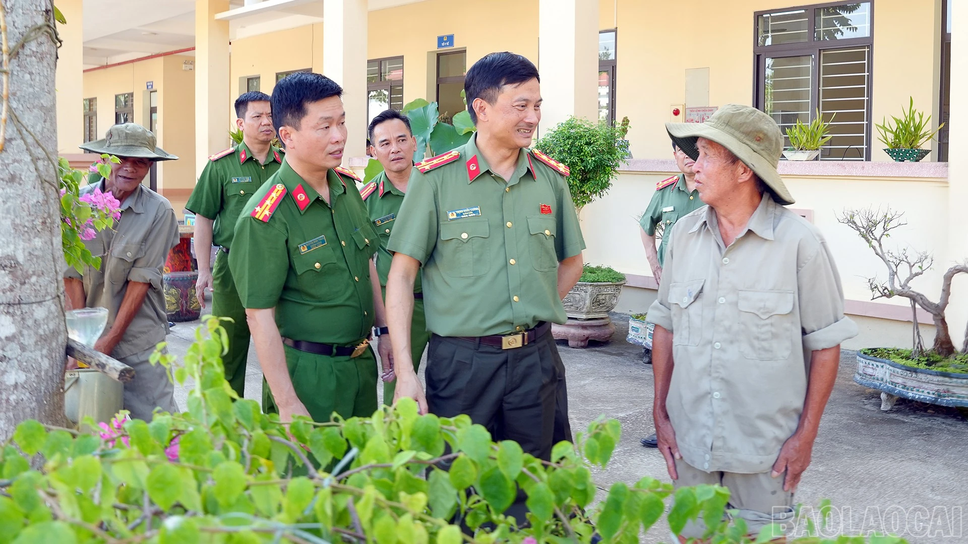 Đồng chí Giám đốc Công an tỉnh hỏi thăm, động viên học viên đang điều trị tại Cơ sở cai nghiện ma túy phân khu 1.