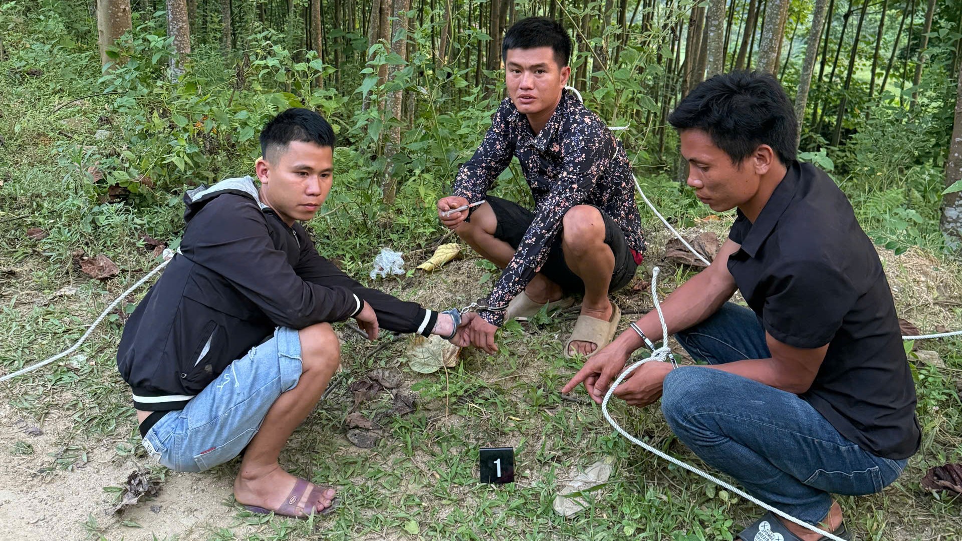 Thực nghiệm hiện trường 3 đối tượng Kiềm, Liêm, Huy tổ chức sử dụng trái phép ma túy. 12-8-thucnghiem2.jpg