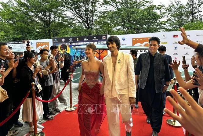 Diễn viên chính Khả Ngân và Shantanu Maheshwari sánh vai trên thảm đỏ được người hâm mộ chào đón nồng nhiệt tại buổi công chiếu "Love in Vietnam".