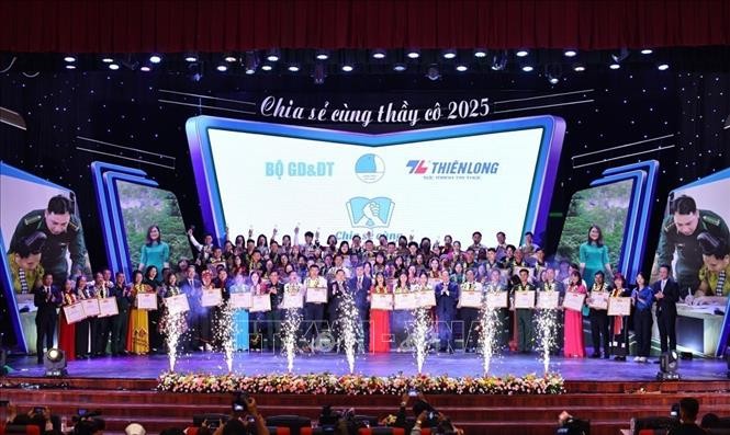 Các đại biểu cùng 80 thầy cô được vinh danh tại chương trình.