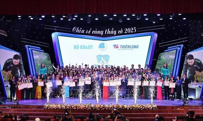 Các đại biểu cùng 80 thầy cô được vinh danh tại chương trình.