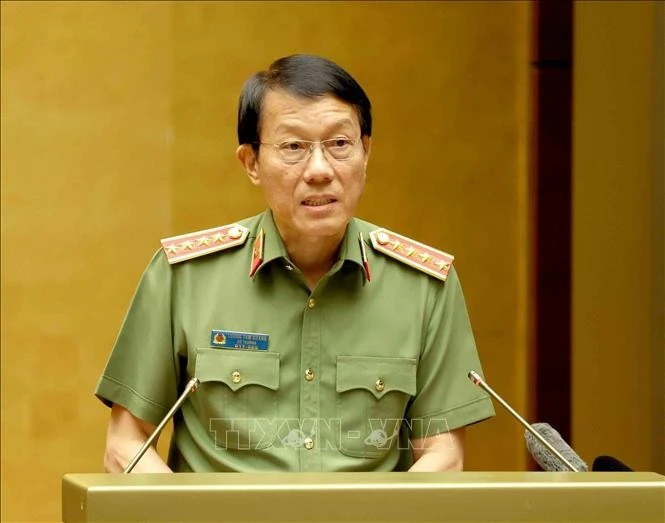 Đồng chí Lương Tam Quang, Ủy viên Bộ Chính trị, Bộ trưởng Bộ Công an giới thiệu hai Chuyên đề: “Nghị quyết về xây dựng xã hội kỷ cương, an toàn, văn minh, hài hòa, phát triển” và “Nghị quyết về Chiến lược An ninh quốc gia”. Ảnh: Phương Hoa/TTXVN