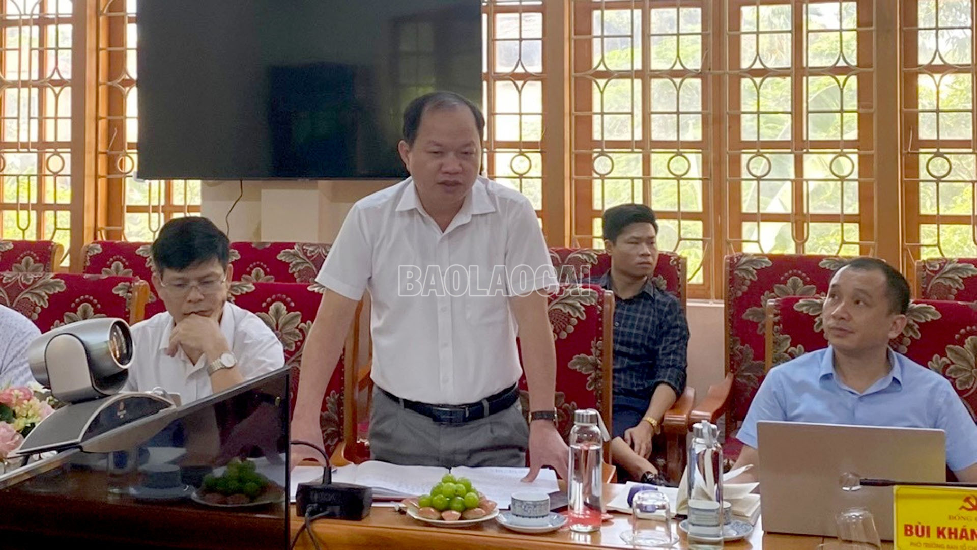 Cán bộ Ban Tổ chức Tỉnh ủy phát biểu thảo luận tại buổi làm việc. baolaocai-c_17-7-ongthanh.jpg