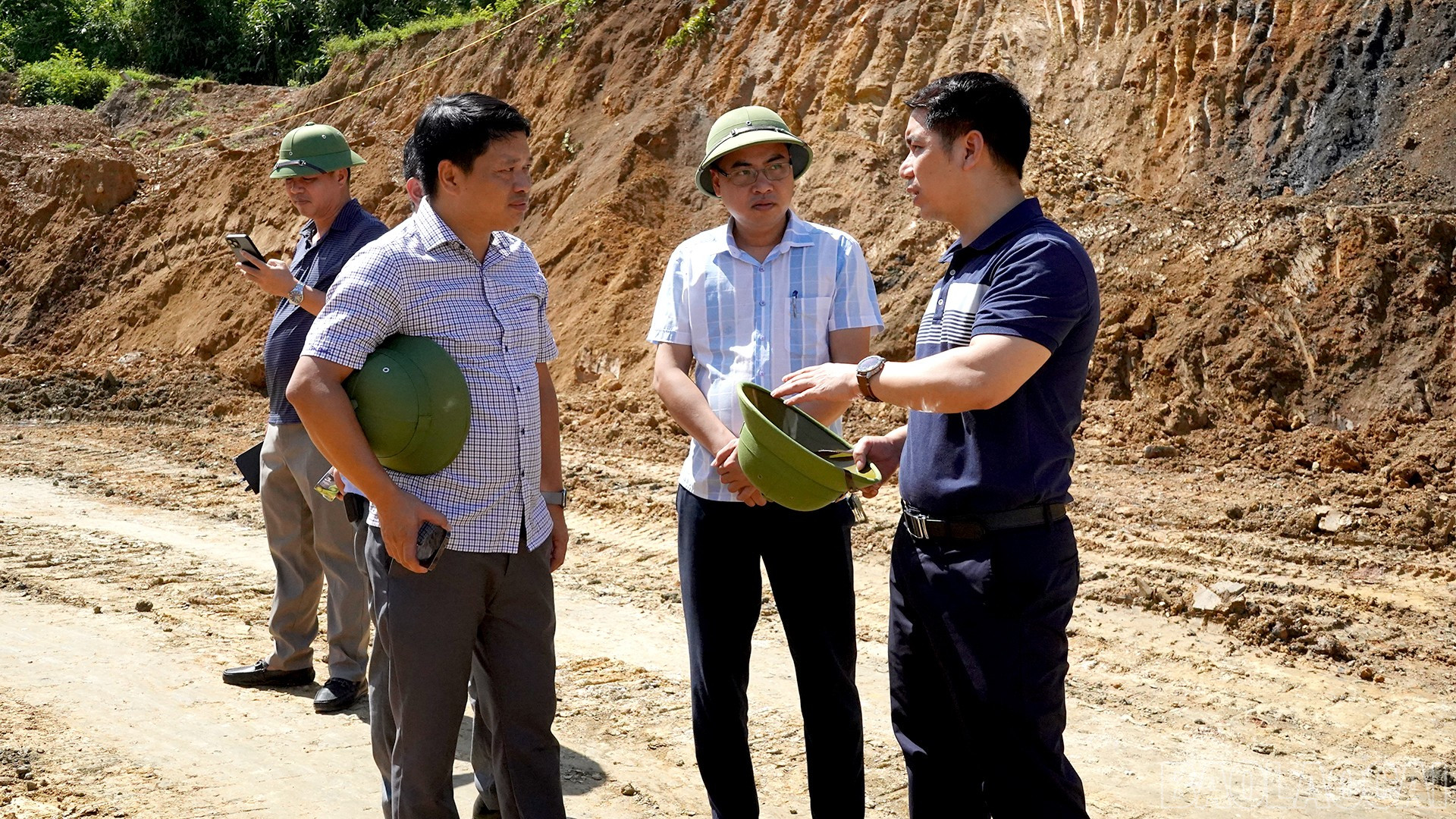 Lãnh đạo UBND xã Chiềng Ken kiểm tra thực tế thi công tuyến đường. baolaocai-br_17-7-chiengken2.jpg