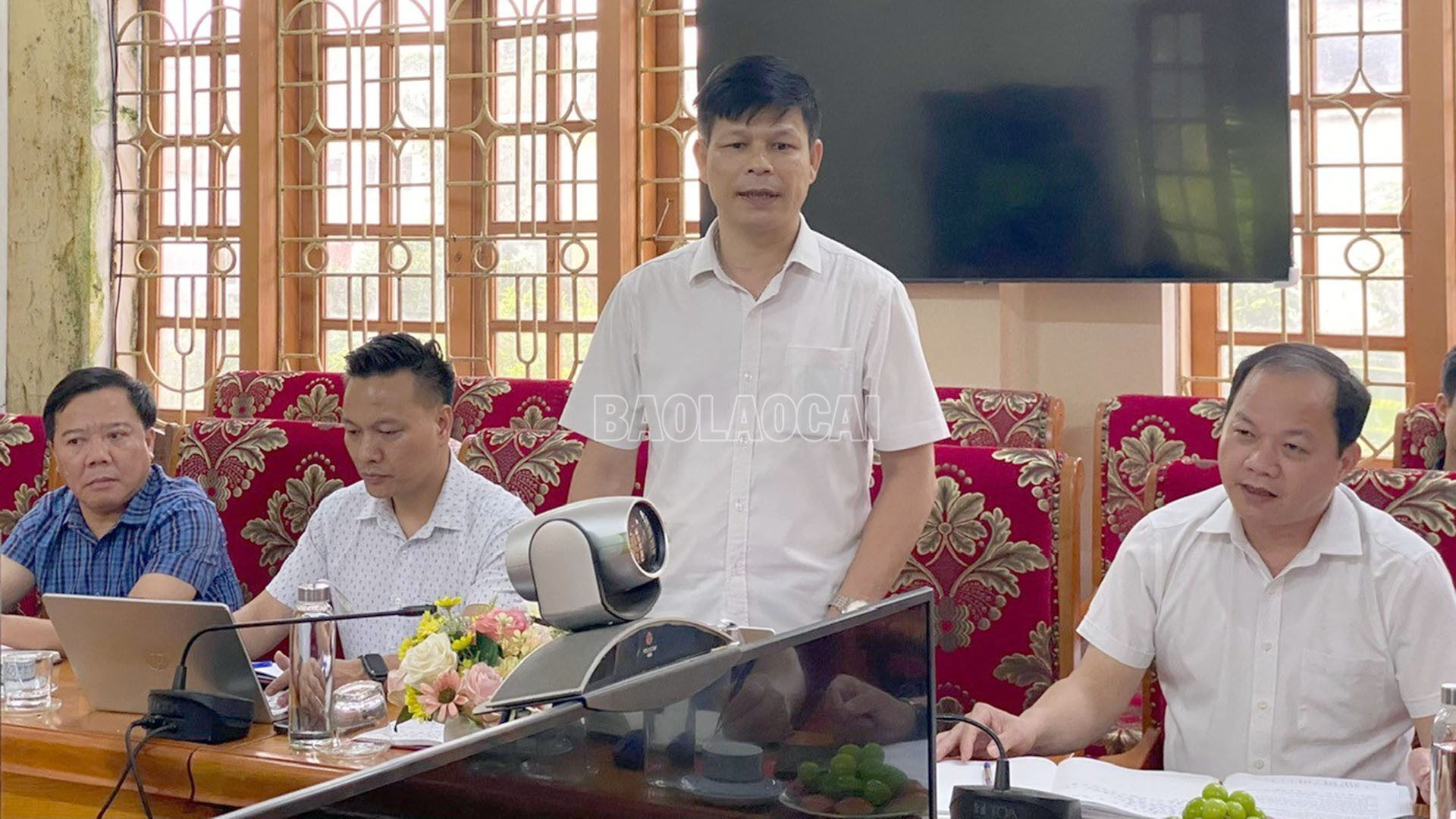 Cán bộ Ban Tổ chức Tỉnh ủy phát biểu tham luận tại buổi làm việc. baolaocai-c_17-7-bantochuc.jpg