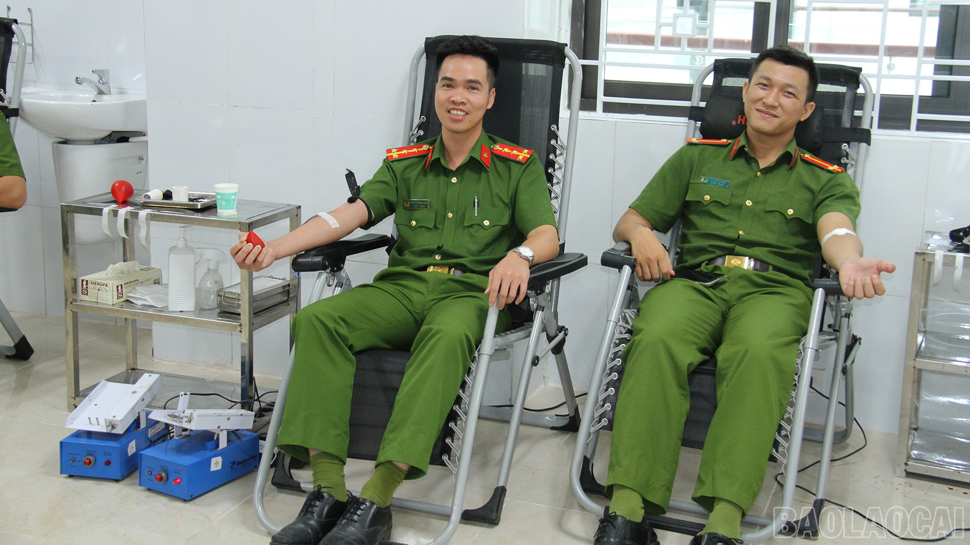 Cán bộ, chiến sĩ Công an tỉnh Lào Cai hiến máu tại Bệnh viện Đa khoa số 2 tỉnh Lào Cai. baolaocai-br_17-7-cong-an1.jpg
