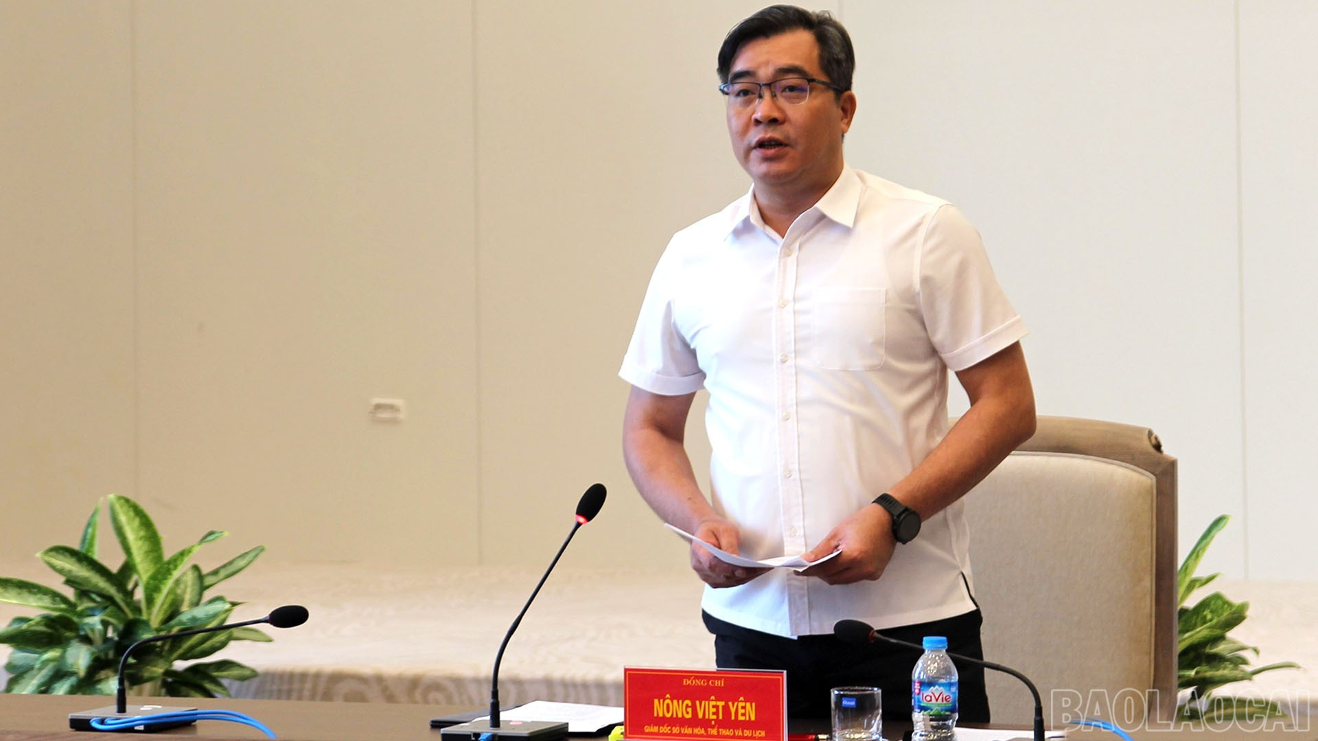 Đồng chí Nông Việt Yên, Giám đốc Sở Văn hoá - Thể thao và Du lịch tỉnh Lào Cai phát biểu tham luận tại hội nghị. baolaocai-br_17-7-toancanhvh2.jpg