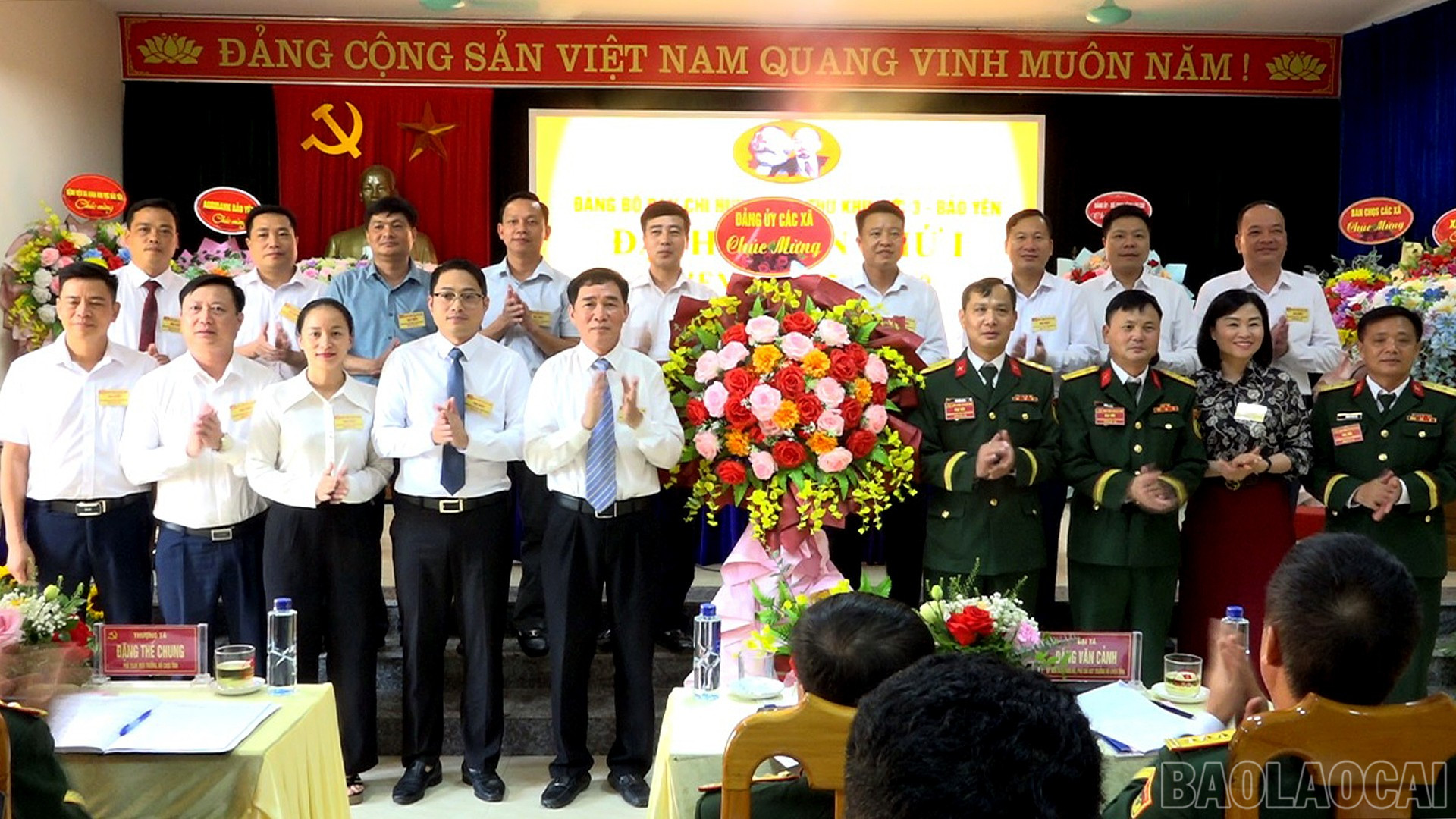 Lãnh đạo các xã tặng hoa chúc mừng Đại hội. baolaocai-br_17-7-tanghoa3.jpg