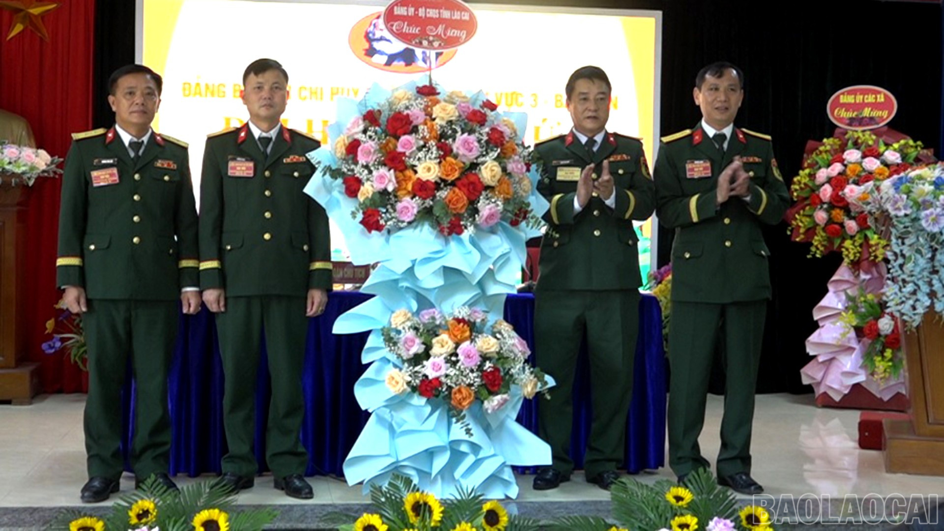 Đại tá Đặng Văn Cảnh – Phó Chỉ huy trưởng Bộ CHQS tỉnh Lào Cai tặng hoa chúc mừng Đại hội. baolaocai-br_17-7-tanghoa1.jpg