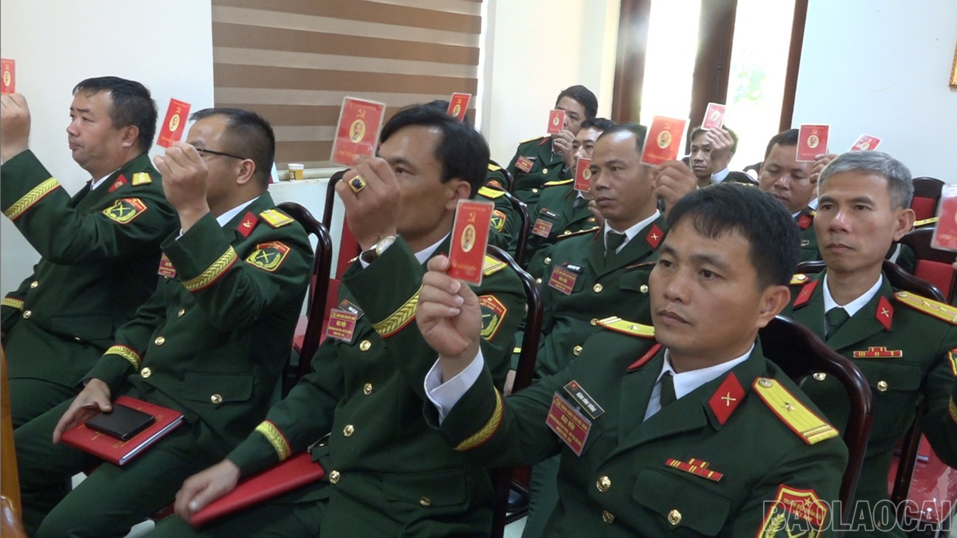 Các đảng viên thông qua nghị quyết Đại hội. baolaocai-br_17-7-tanghoa2.jpg