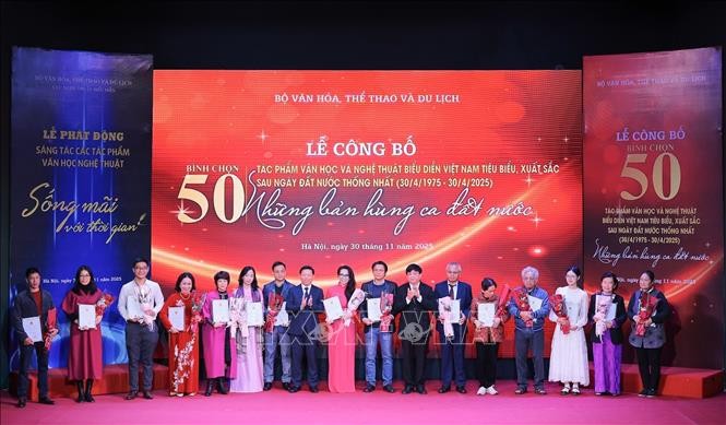 Ông Trần Thanh Lâm, Phó Trưởng Ban Tuyên giáo và Dân vận Trung ương và ông Nguyễn Thế Kỷ, Phó Chủ tịch Hội đồng Lý luận Trung ương trao hoa, chứng nhận cho các tác giả tác phẩm Sân khấu được bình chọn.