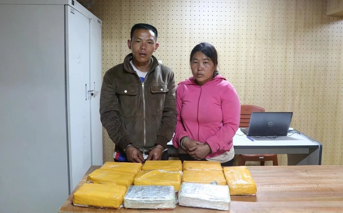 Hai đối tượng cùng tang vật tại cơ quan công an.