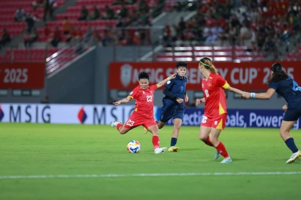 Các học trò của HLV Mai Đức Chung chiếm ưu thế ngay sau tiếng còi khai cuộc.