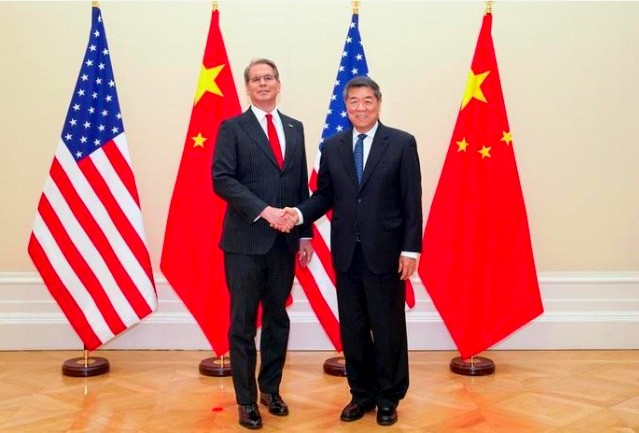 Phó Thủ tướng Trung Quốc Hà Lập Phong và Bộ trưởng Tài chính Mỹ Scott Bessent tại cuộc đàm phán thương mại ở Paris (Pháp).