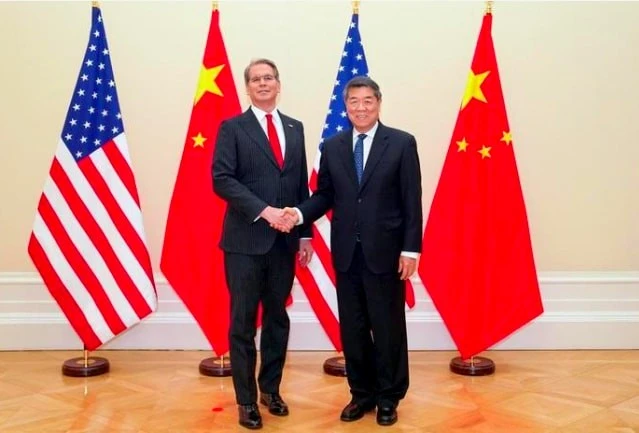 Phó Thủ tướng Trung Quốc Hà Lập Phong và Bộ trưởng Tài chính Mỹ Scott Bessent tại cuộc đàm phán thương mại ở Paris (Pháp).