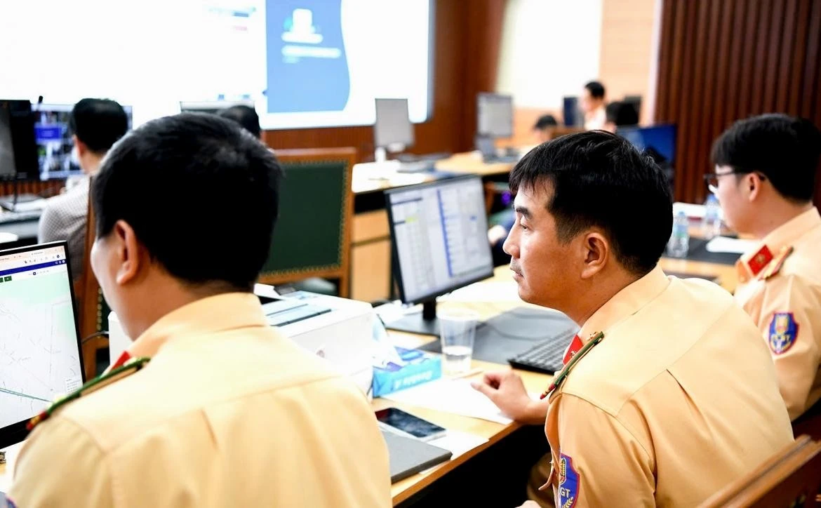 Chỉ trong 7 giờ khai thác dữ liệu từ hệ thống giám sát hành trình của phương tiện kinh doanh vận tải, Cục Cảnh sát giao thông (CSGT) đã phát hiện hơn 4.000 trường hợp lái xe có dấu hiệu vi phạm quy định về thời gian làm việc, đồng thời kiểm tra, xử lý nhiều trường hợp vi phạm trên các tuyến cao tốc.