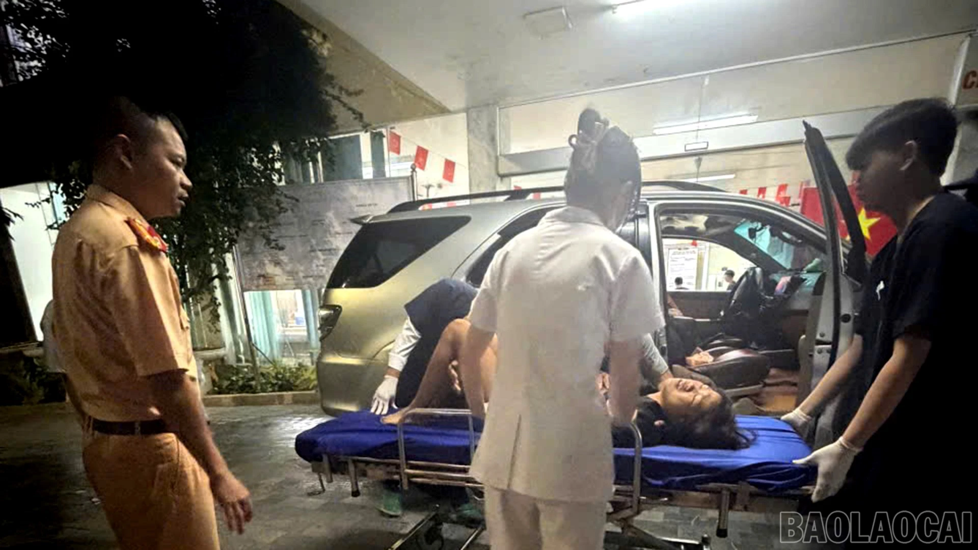 Cảnh sát giao thông kịp thời đưa cháu bé đến bệnh viện cấp cứu.