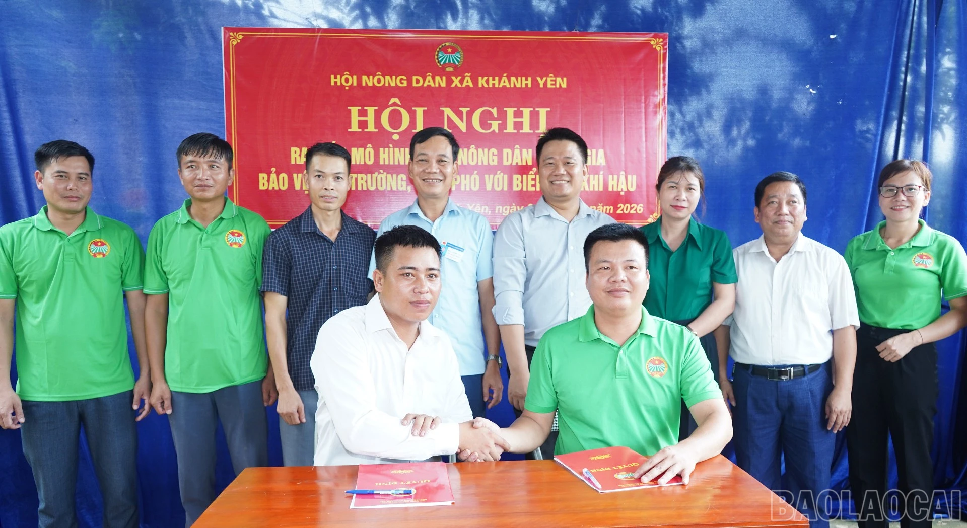 Các thành viên mô hình ký cam kết.