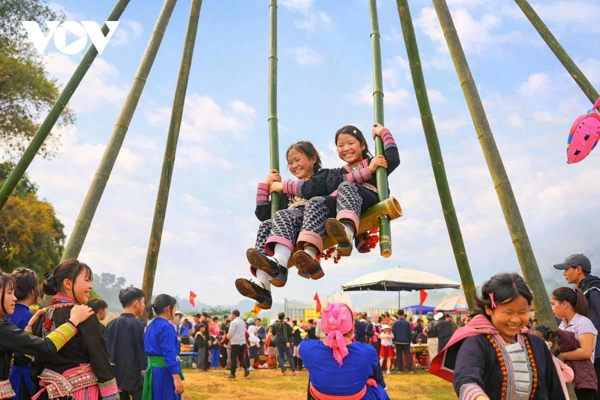 Các em nhỏ thích thú với trò chơi đánh đu