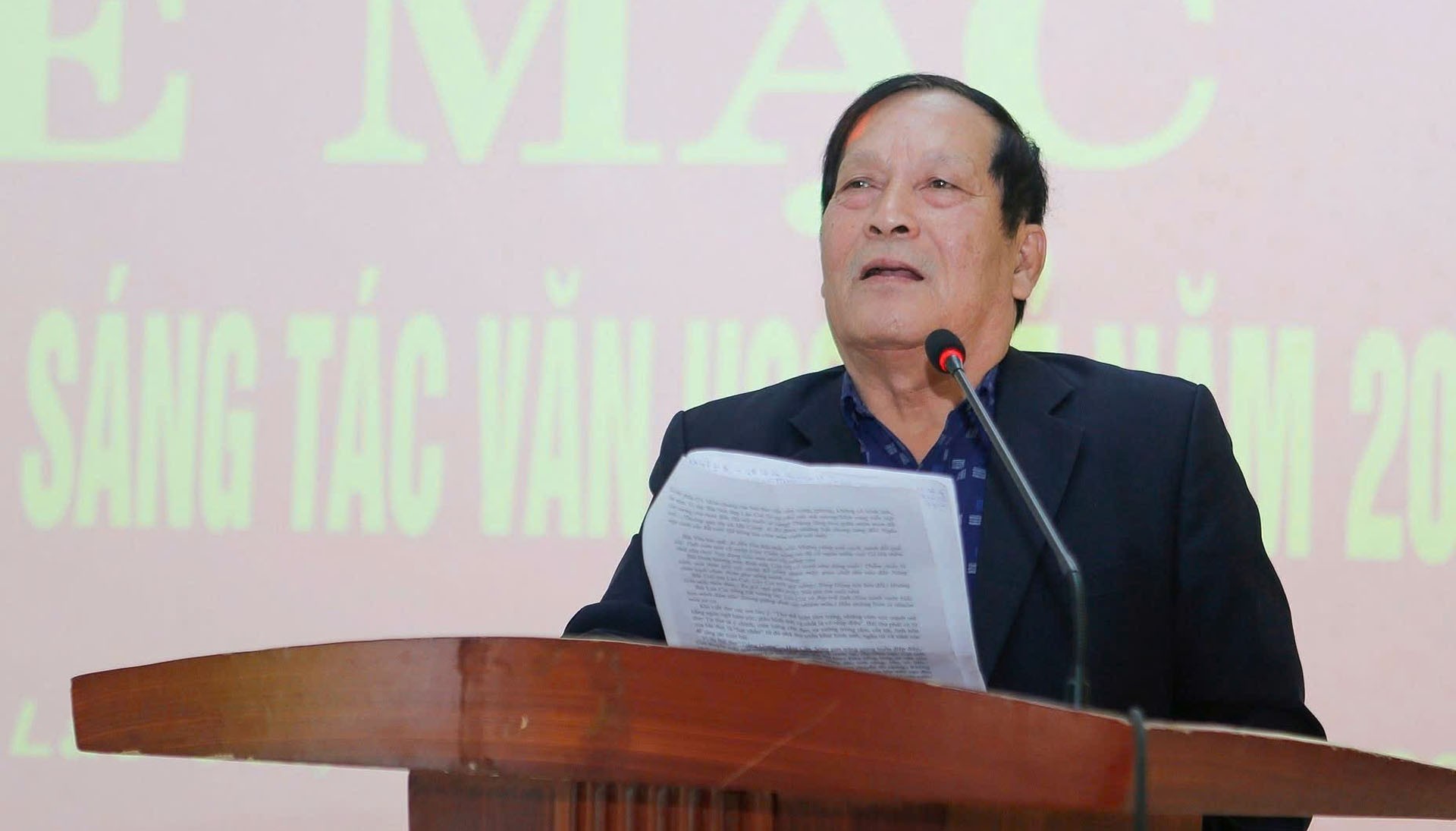 นายเหงียน เหียน ลวง นักเขียนและประธานสมาคมกวีจังหวัดลาวกาย รวมถึงวิทยากรผู้สอนในหลักสูตรอบรม ได้ประเมินผลการอบรม 13-12-ong-luong.jpg