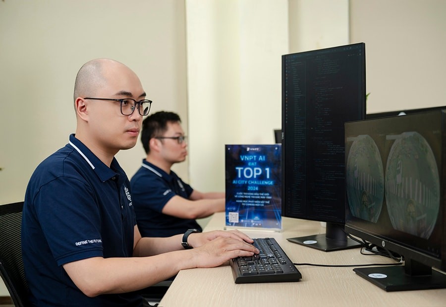 Kỹ sư VNPT nghiên cứu mô hình AI xử lý và nhận diện vật thể từ dữ liệu hình ảnh camera góc siêu rộng tại thiết bị biên.