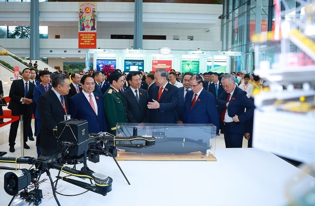 Trước khi khai mạc Đại hội, Tổng Bí thư Tô Lâm và các đại biểu tham quan triển lãm thành tựu của các bộ, ngành, cơ quan trực thuộc Chính phủ. Trước khi khai mạc Đại hội, Tổng Bí thư Tô Lâm và các đại biểu tham quan triển lãm thành tựu của các bộ, ngành, cơ quan trực thuộc Chính phủ.