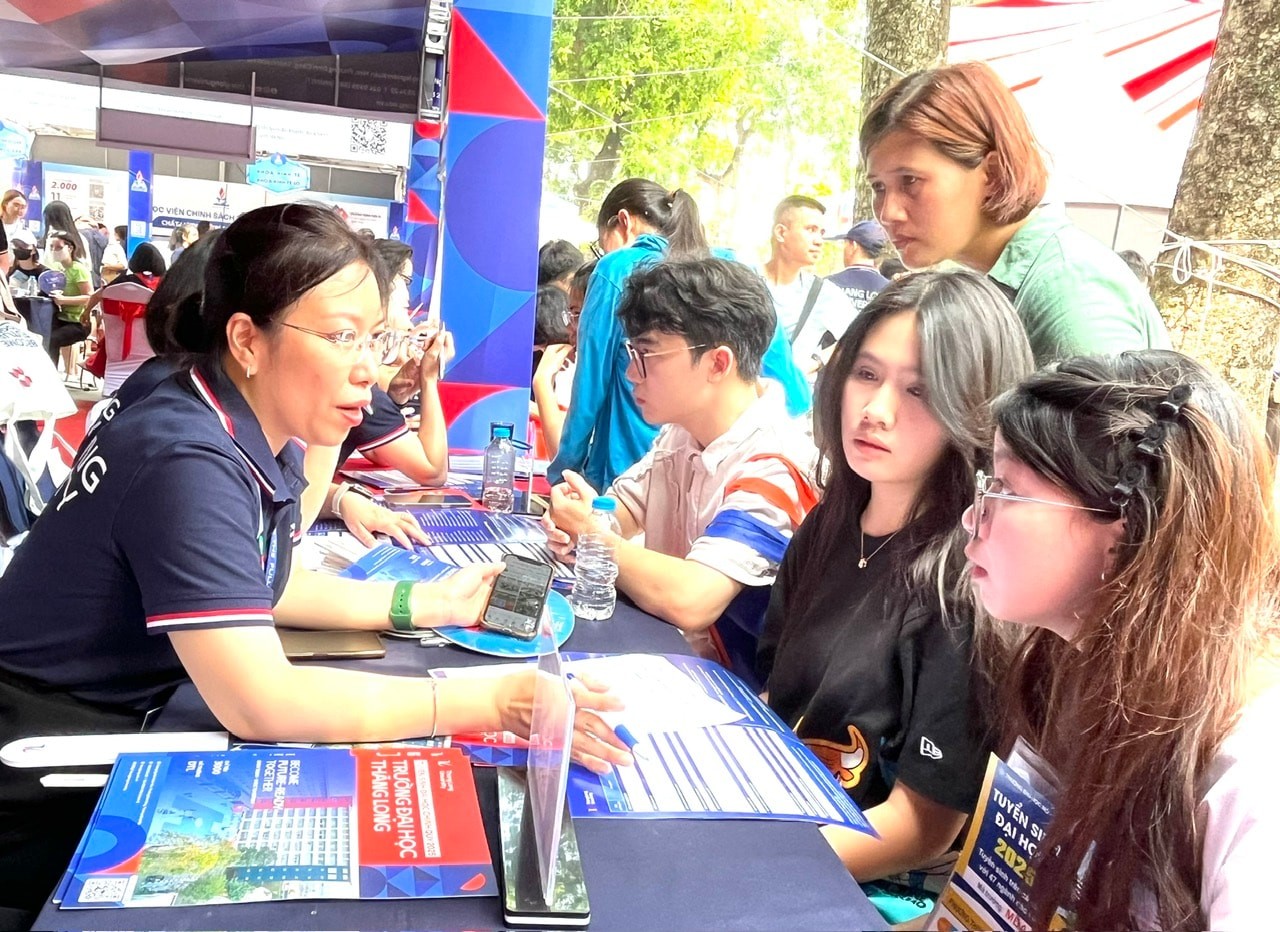 Bộ GD-ĐT lọc ảo 6 lần để xác định nguyện vọng trúng tuyển đại học. Ảnh: Lê Nguyễn Bộ GD-ĐT lọc ảo 6 lần để xác định nguyện vọng trúng tuyển đại học. Ảnh: Lê Nguyễn