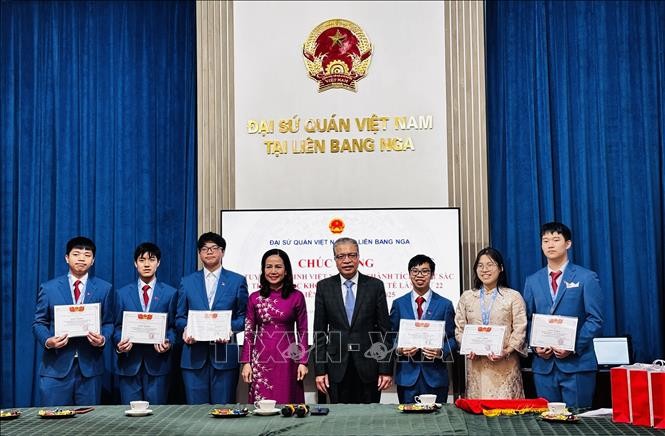 Đại sứ Việt Nam tại Liên bang Nga Đặng Minh Khôi chúc mừng thành tích của Đoàn.