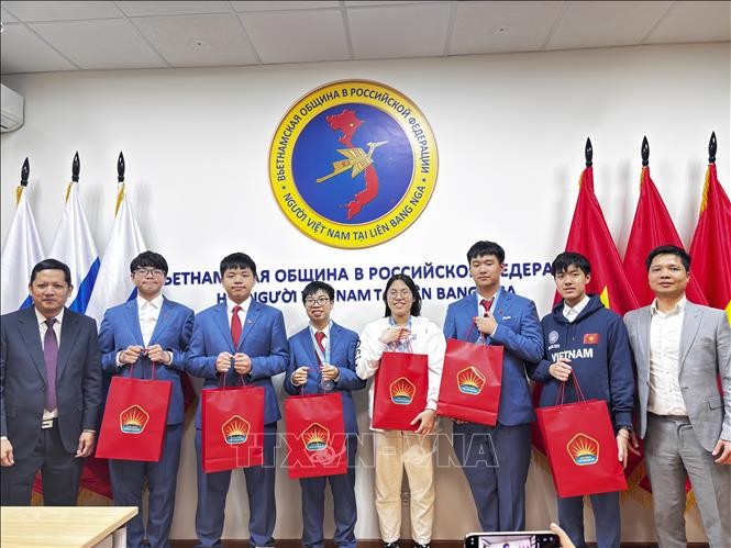 Quỹ &quot;Truyền thống và Hữu nghị&quot; trao phần thưởng động viên Đoàn Việt Nam.