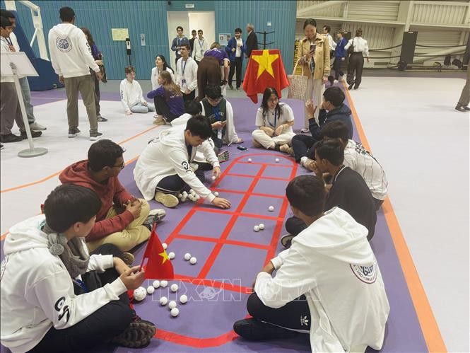 Đoàn Việt Nam giới thiệu trò chơi dân gian tại cuộc thi.