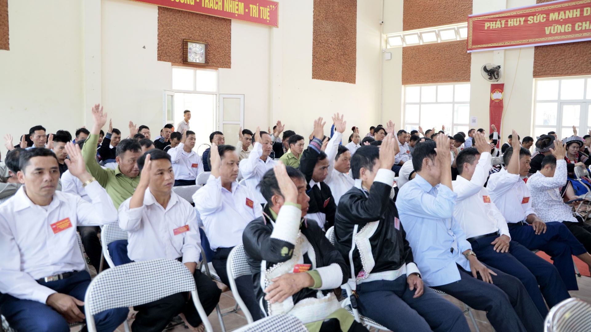 Biểu quyết thông qua Nghi quyết Đại hội. 05.jpg