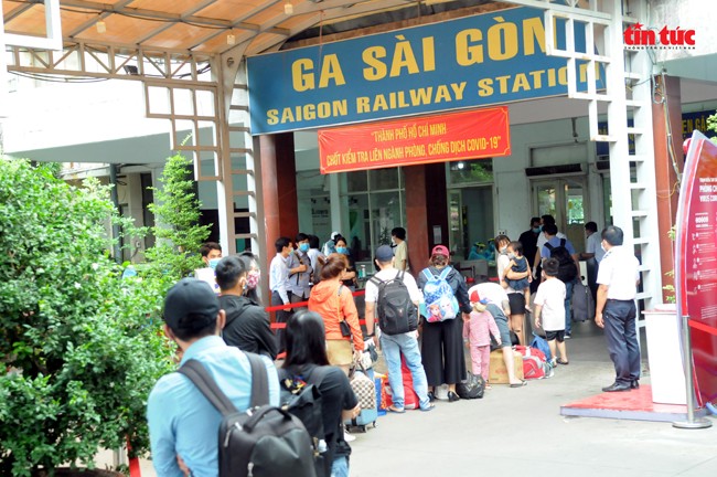 Người dân đi lại tại ga Sài Gòn.