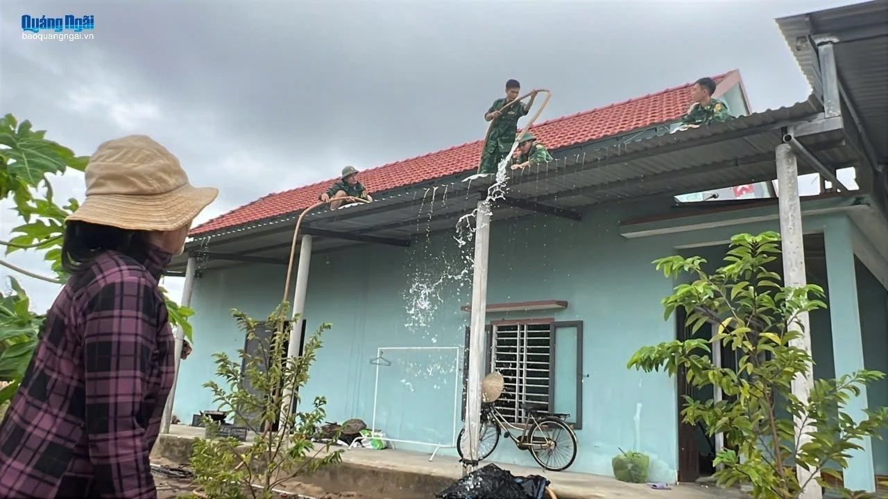 Cán bộ, chiến sĩ Đồn Biên phòng Đức Minh giúp người dân tỉnh Quảng Ngãi chằng chống nhà cửa ứng phó bão số 13.