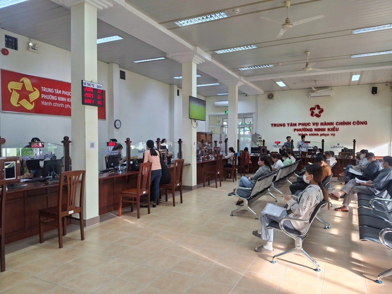 Thủ tướng Chính phủ Phạm Minh Chính yêu cầu bảo đảm cắt giảm, đơn giản hóa thủ tục hành chính, điều kiện kinh doanh và thực hiện thủ tục hành chính thông suốt, hiệu quả trong triển khai chính quyền địa phương 2 cấp. Thủ tướng Chính phủ Phạm Minh Chính yêu cầu bảo đảm cắt giảm, đơn giản hóa thủ tục hành chính, điều kiện kinh doanh và thực hiện thủ tục hành chính thông suốt, hiệu quả trong triển khai chính quyền địa phương 2 cấp.