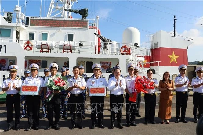 Lãnh đạo tỉnh Khánh Hoà và Vùng 4 Hải quân tặng quà động viên lực lượng làm nhiệm vụ bầu cử sớm ở Trường Sa.