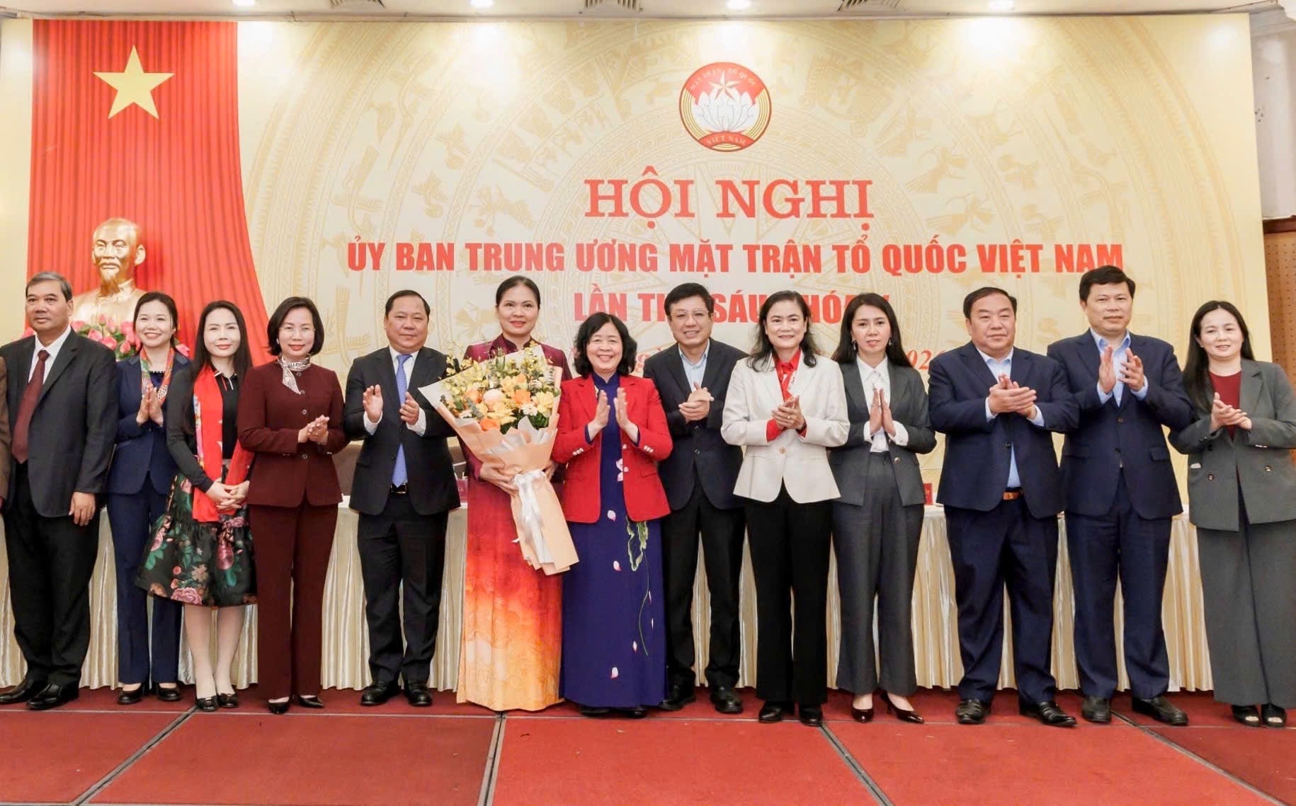Đồng chí Bùi Thị Minh Hoài tặng hoa chúc mừng các vị được hiệp thương cử tham gia Ủy ban Trung ương MTTQ Việt Nam khóa X.