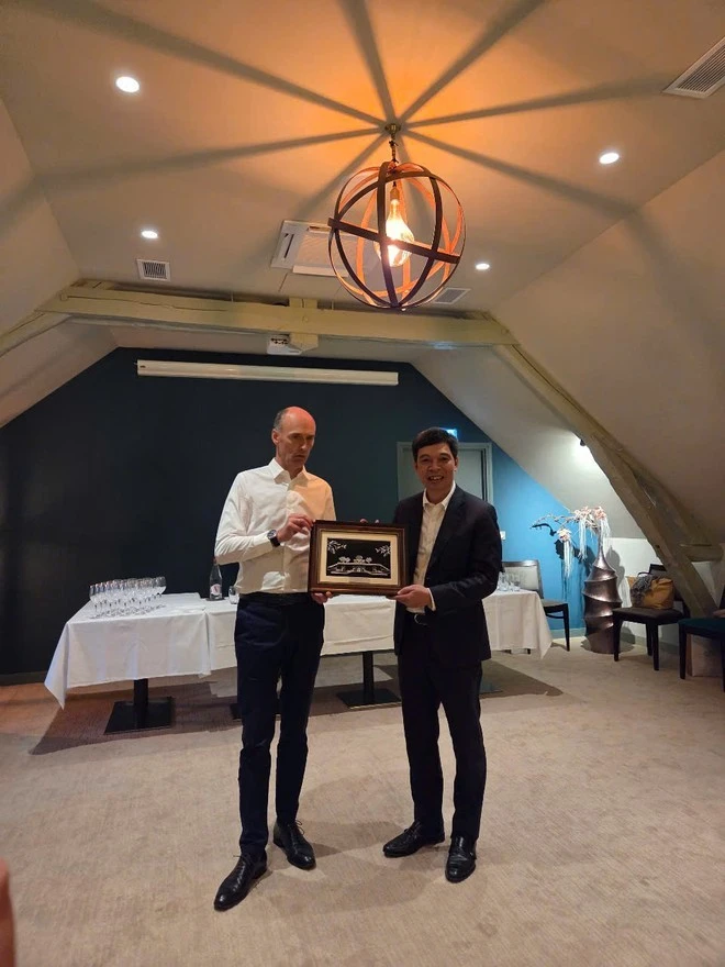 Ông Nguyễn Thanh Quang ông Nguyễn Thanh Quang, Giám đốc Trung tâm bảo tồn Di sản Thăng Long- Hà Nội và ông Olivier Lavenka, Thị trưởng Provins, CH Pháp