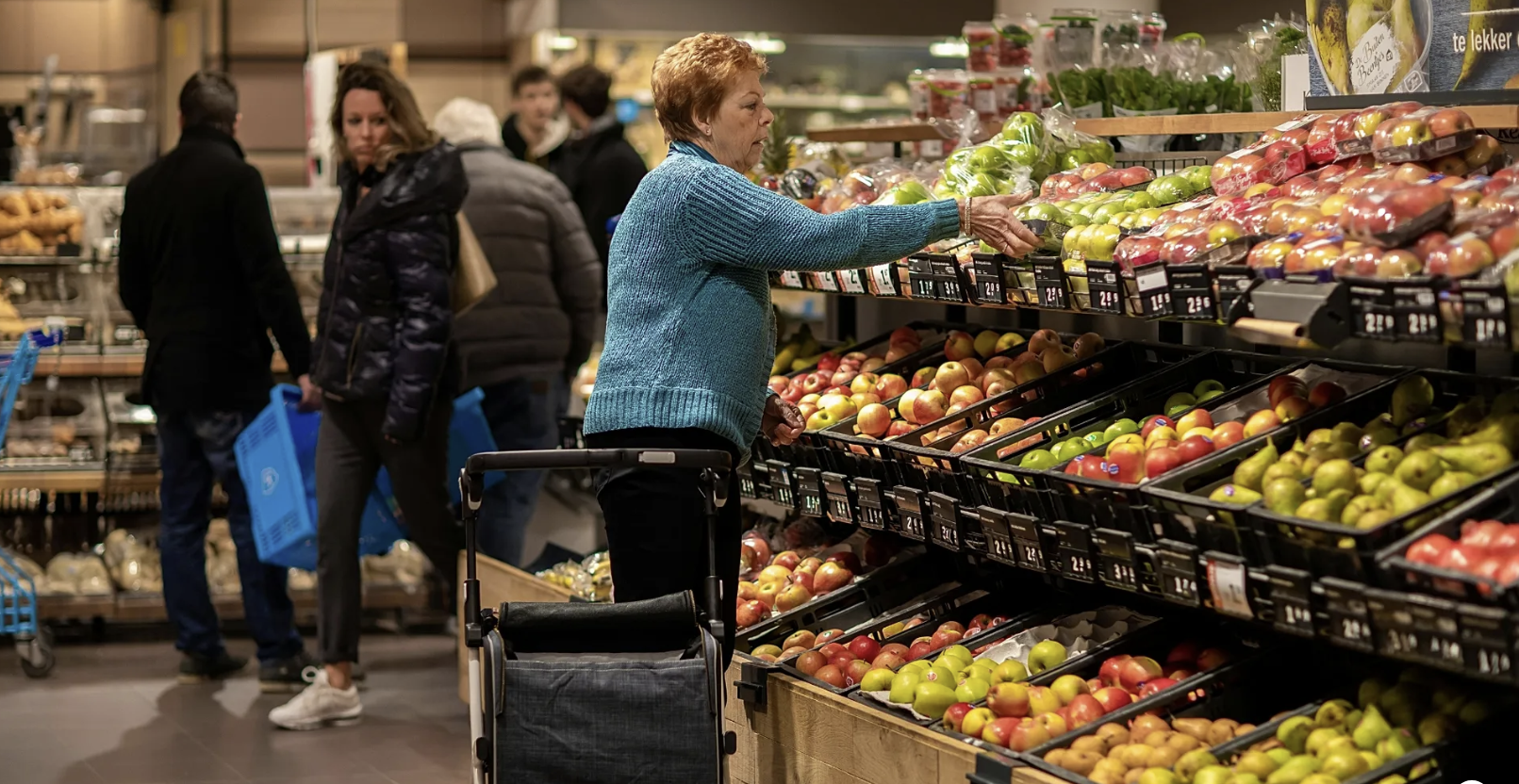 Người dân mua hàng tại một siêu thị ở châu Âu.