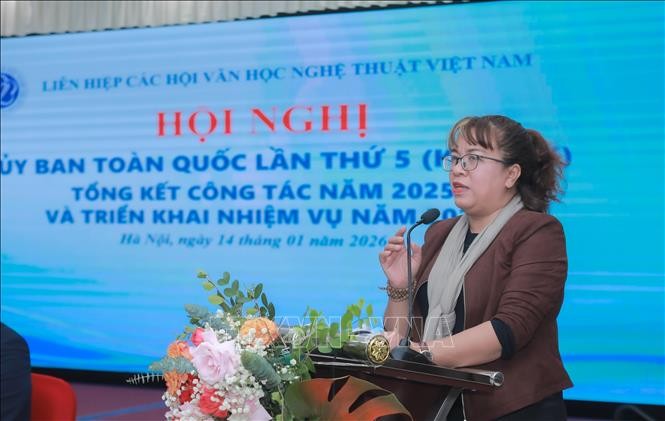 Chủ tịch Hội Văn học Nghệ thuật tỉnh Đắk Lắk Niê Thanh Mai trình bày tham luận, ngày 14/1.