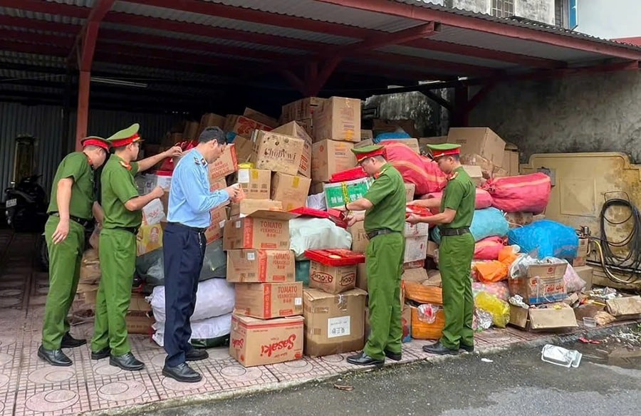 Lực lượng chức năng kiểm tra hàng hóa không bảo đảm điều kiện kinh doanh tại xã An Khánh. Lực lượng chức năng kiểm tra hàng hóa không bảo đảm điều kiện kinh doanh tại xã An Khánh.