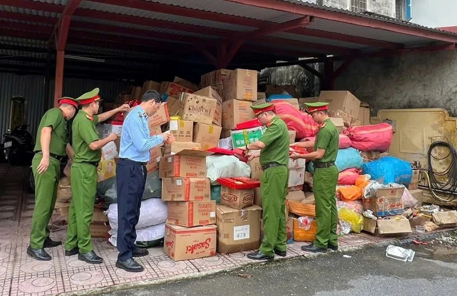 Lực lượng chức năng kiểm tra hàng hóa không bảo đảm điều kiện kinh doanh tại xã An Khánh.