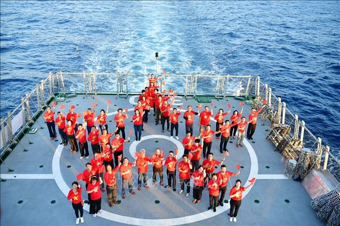 Ngày 26/4, tại Khánh Hòa, trên 60 kiều bào về từ 24 quốc gia và vùng lãnh thổ trên thế giới đã kết thúc chương trình Đoàn kiều bào thăm quân và dân huyện đảo Trường Sa và Nhà giàn DK1, trên “Chuyến tàu Đại đoàn kết”, từ ngày 18 - 26/4/2025. Ngày 26/4, tại Khánh Hòa, trên 60 kiều bào về từ 24 quốc gia và vùng lãnh thổ trên thế giới đã kết thúc chương trình Đoàn kiều bào thăm quân và dân huyện đảo Trường Sa và Nhà giàn DK1, trên “Chuyến tàu Đại đoàn kết”, từ ngày 18 - 26/4/2025.