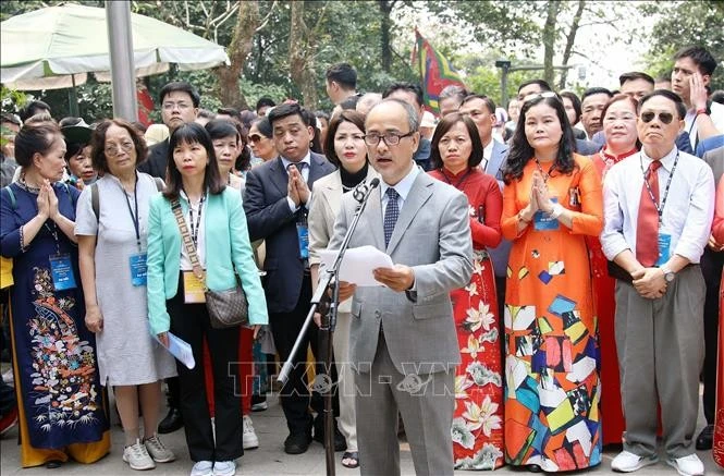 Chủ nhiệm Ủy ban Nhà nước về người Việt Nam ở nước ngoài Nguyễn Trung Kiên báo cáo kết quả đã đạt được trong năm 2024 của Đoàn kiều bào trước các Vua Hùng tại đền Thượng.