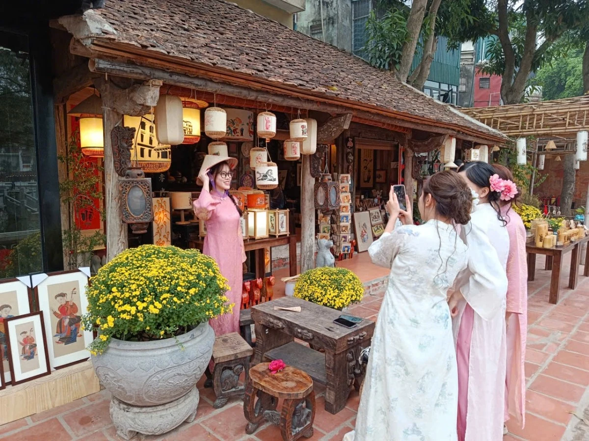 Trong dịp Tết, nhiều bạn trẻ diện áo dài cách tân, dạo quanh các điểm văn hóa nổi bật ở Hà Nội để chụp ảnh và trải nghiệm không khí xuân