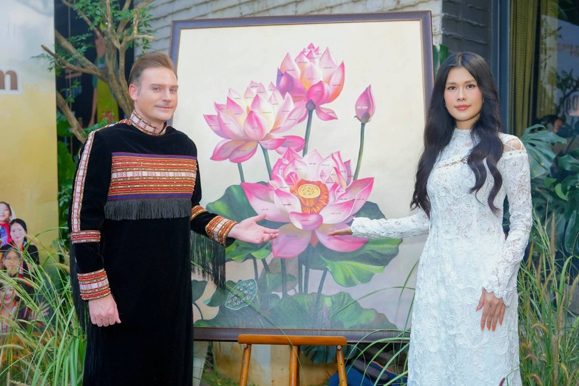 Ca sĩ Kyo York cùng Phúc Anh bên bức tranh hoa sen.