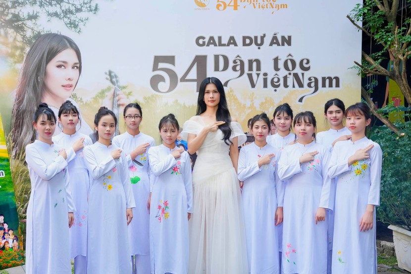 Ca sĩ Phúc Anh cùng các em nhỏ mang đến những phút giây xúc động trong chương trình.