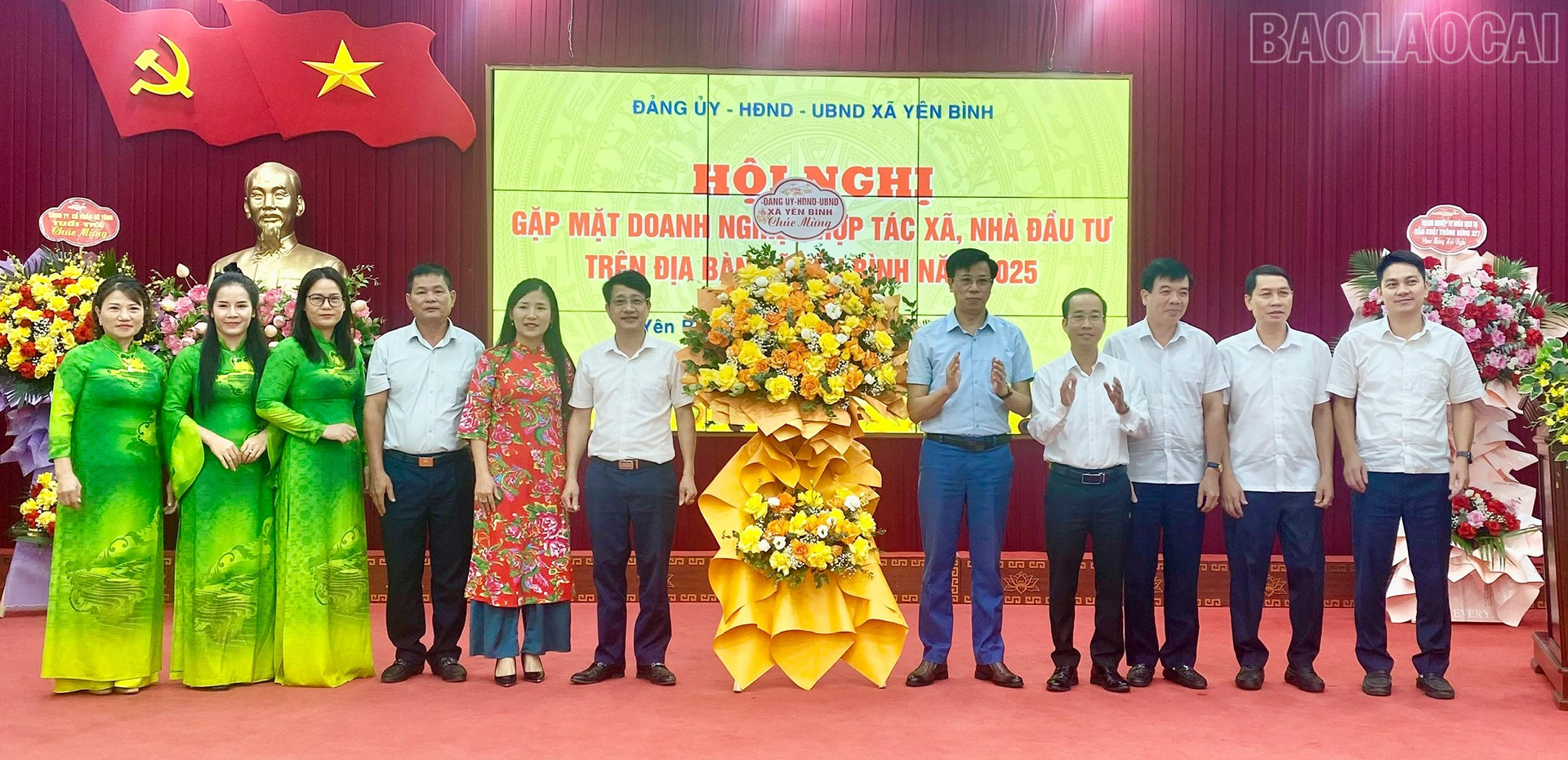 Lãnh đạo xã Yên Bình tặng hoa chúc mừng các doanh nghiệp đóng trên địa bàn. baolaocai-tr_11-10-yenbinh1.jpg