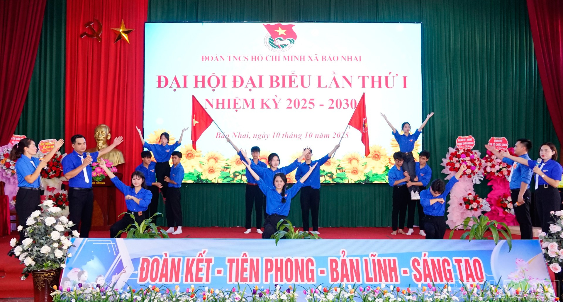 Văn nghệ chào mừng đại hội. baolaocai-br_dsc3645.jpg